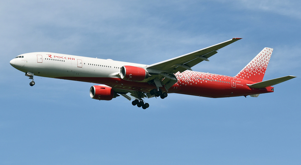 https://statics.cedscdn.it/photos/MED/2025/07/01/8930717_01092555_rossiya_ei_xlp_boeing_777_312_31297276412_2_.jpg