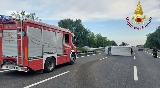 Esplode una gomma, furgone con sei persone a bordo si ribalta in autostrada: traffico bloccato sulla A27
