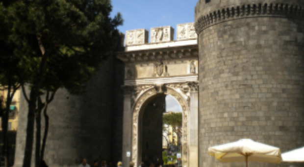https://statics.cedscdn.it/photos/MED/2025/07/02/8932846_02091655_napoli_27enne_accoltellato_al_torace_a_porta_capuana_morto_in_ospedale_1_.jpg