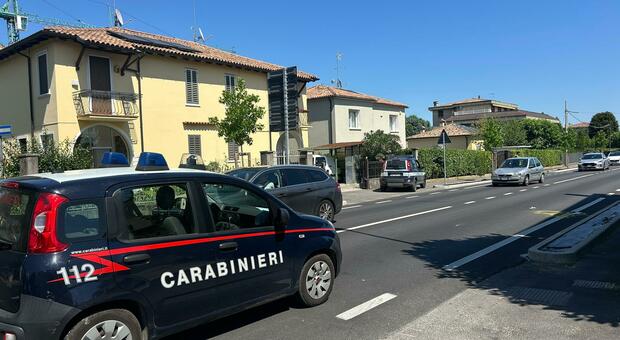 Turista scivola dalla bici e viene travolta da un tir sotto gli occhi del marito. Il camionista prosegue la corsa, lei è grave