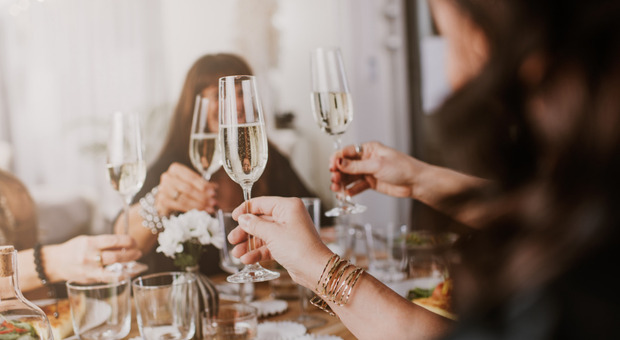 Maturità, i genitori aspettano i figli davanti a scuola con fiori e champagne: «Non va bene, non affrontano autonomamente l'esame»