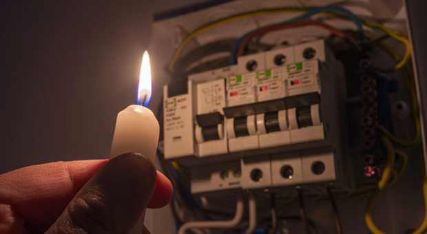 Blackout continui, cittadini esasperati e i truffatori entrano in azione