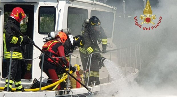 Barca va a fuoco a punta San Vigilio: i vigili del fuoco mettono in salvo l'unica persona a bordo, poi l'imbarcazione affonda