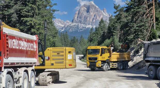 Alemagna chiusa dopo la frana. Nuove colate con il temporale: occhi alla montagna e al cielo in attesa della riapertura