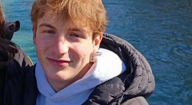 Dennis Rossi stroncato dalla malattia a 15 anni, il papà: «Voleva fare lo stilista. Anche nella sofferenza era sereno, i suoi ultimi mesi vissuti nell'amore»