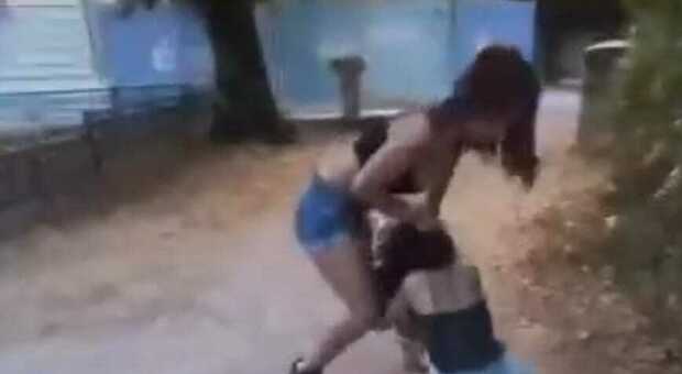 https://statics.cedscdn.it/photos/MED/2025/07/06/8941192_06185759_picchiare.jpg