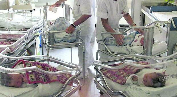 Natalità, dopo il parto una donna su 5 lascia il lavoro: esodo da fermare anche per salvare le pensioni