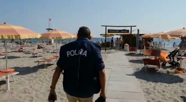 Si tuffa nonostante il temporale in arrivo, viene travolto dalle onde e rischia di annegare: i poliziotti lo raggiungono con la moto d'acqua e lo salvano