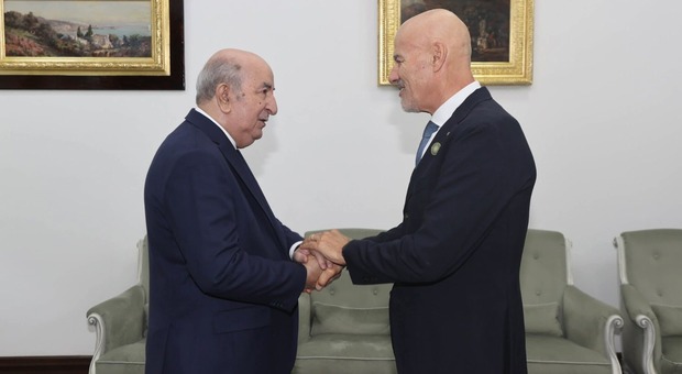 L'ad di Eni Claudio Descalzi con con il presidente della repubblica algerina Abdelmadjid Tebboune