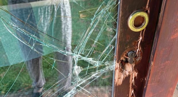 Ladri gli entrano in casa mentre dorme e gli rubano l’auto: prendono chiavi e telecomando e fuggono a bordo della Peugeot