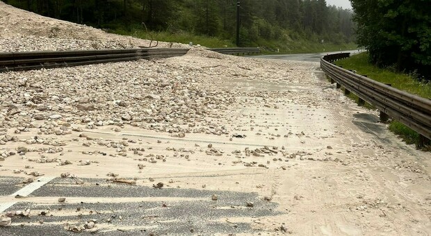 Frana a San Vito di Cadore, nuova colata nella notte: fango e detriti sull'Alemagna