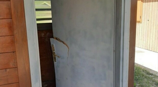 Vandali al parco Broli, la casetta finisce nel mirino dei bulli. Il sindaco Bof: «Ora basta, installiamo le telecamere»