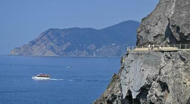 https://statics.cedscdn.it/photos/MED/2025/07/10/8948646_10131259_cinque_terre_litiga_con_la_fidanzata_sulla_via_dell_amore_turista_vola_dalla_scogliera_e_annega_in.jpg