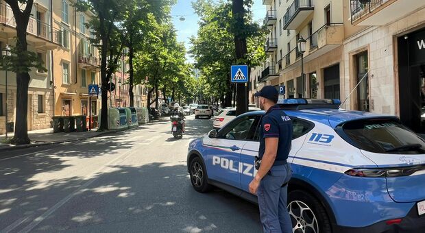 Tentano di rubare cibo e bevande energetiche nel supermercato, ma quando vengono scoperti aggrediscono la sicurezza: 27enne e 24enne arrestati