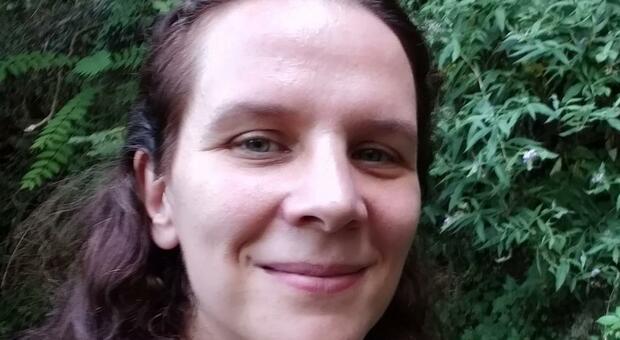 Roberta Carnelos, sabato il funerale dell'infermiera morta in Corsica per un virus. I colleghi lanciano una raccolta fondi per la famiglia