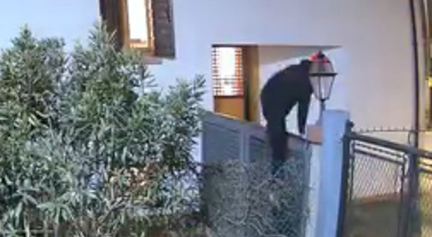 Ladri in casa, quattro tentativi di furto in una notte nel quartiere. Residenti svegliati dai rumori: «Colpiscono anche mentre dormiamo»