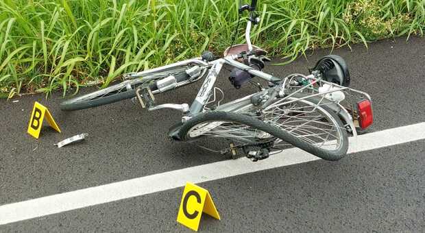 Incidente sulla Pontebbana, scooter travolge un anziano in sella alla sua bici: 80enne ricoverato in gravi condizioni