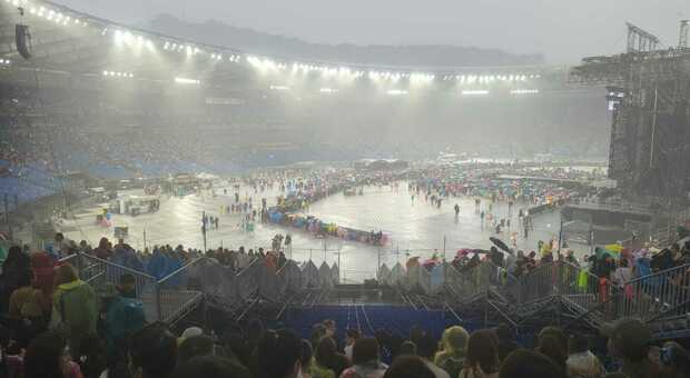 Bomba d'acqua su Roma, il pubblico al concerto di Ultimo lascia il prato dell'Olimpico per ripararsi: cosa sta succedendo