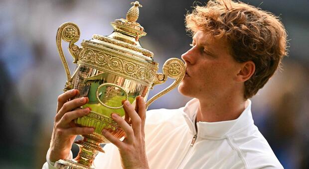 https://statics.cedscdn.it/photos/MED/2025/07/13/8954610_13205323_sinner_wimbledon.jpg