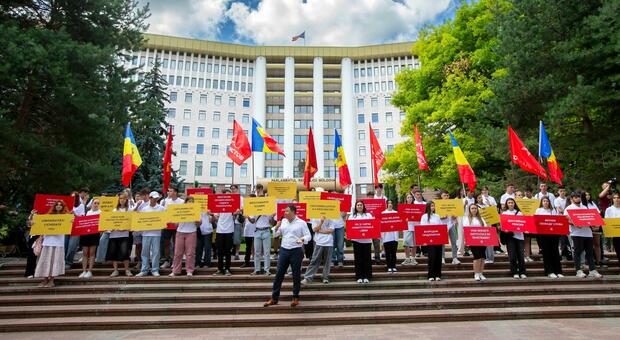 https://statics.cedscdn.it/photos/MED/2025/07/14/8956173_14171104_moldavia_russia_nato_cosaaccade.jpg