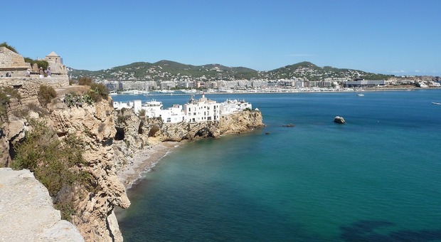 https://statics.cedscdn.it/photos/MED/2025/07/14/8956292_14204814_ibiza_688172_1280.jpg