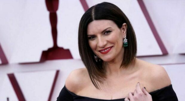 https://statics.cedscdn.it/photos/MED/2025/07/15/8957691_15065416_pausini3.jpg