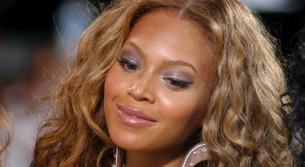 https://statics.cedscdn.it/photos/MED/2025/07/15/8957852_15110914_beyonce.jpg