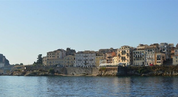 https://statics.cedscdn.it/photos/MED/2025/07/15/8957858_15111756_ragazzo_precipita.jpg