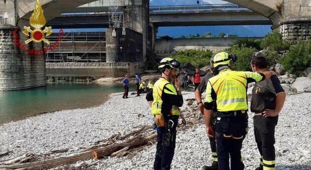 Una ragazza di 15 anni è morta e una coetanea è rimasta ferita a Cesiomaggiore (Belluno) per il cedimento di un costone di roccia sul quale, assieme ad una terza amica della stessa età, erano salite per fare una foto, 15 luglio 2025. L'episodio è...
