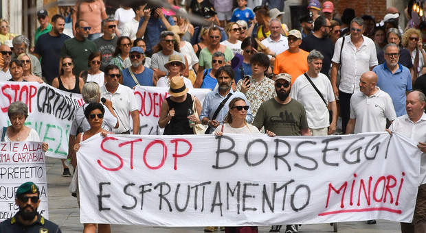 Borseggiatori aggrediscono e gettano a terra una turista spagnola per rubarle il portafoglio. Brugnaro: «Servono correttivi urgenti»