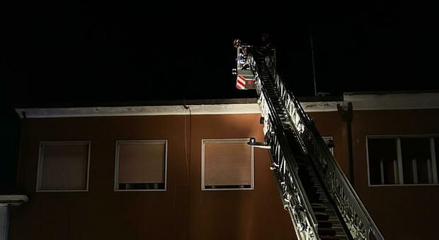 Crolla il sottotetto nella notte, il proprietario dell'ultimo piano sveglia tutti gli inquilini e si salvano: 3 famiglie evacuate