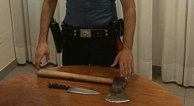 Minaccia con un'ascia da mezzo metro un gruppo di giovani lungo l'argine del Brenta: denunciato 41enne