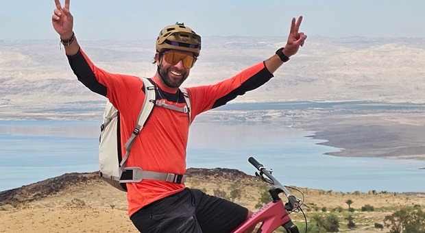 Andreas Tonelli in Alto Adige per un giro in bici, trovato morto in un canalone: l'influencer e biker estremo aveva 48 anni