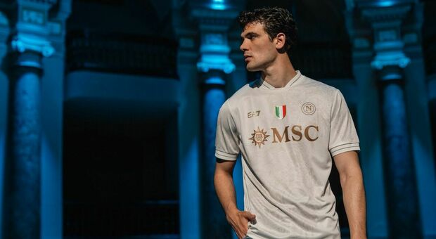 Nuova maglia Napoli, tutti i simboli nascosti della città: da Pulcinella alle capuzzelle