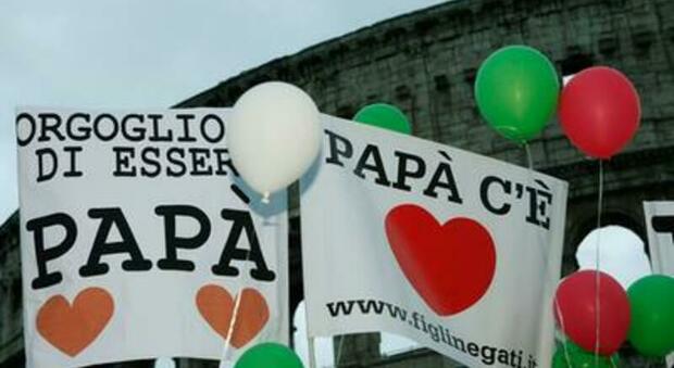 Il padre separato, il dolore di Matteo: «Non dormivo la notte, googlavo “Come vivere con soli 300 euro”»