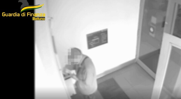 Anziani truffati, ambulante marocchino si fingeva loro amico e poi svuotava i conti in banca: arrestato