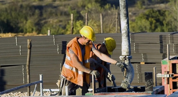 https://statics.cedscdn.it/photos/MED/2025/07/17/8962430_17183257_7533267_21135434_cantiere_caldo.jpg