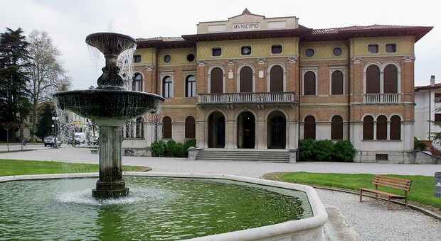 Parroco preso di mira dai vandali: insulti e scritte sui muri. La solidarietà del Comune: «Lui è un riferimento per Ponte di Piave»