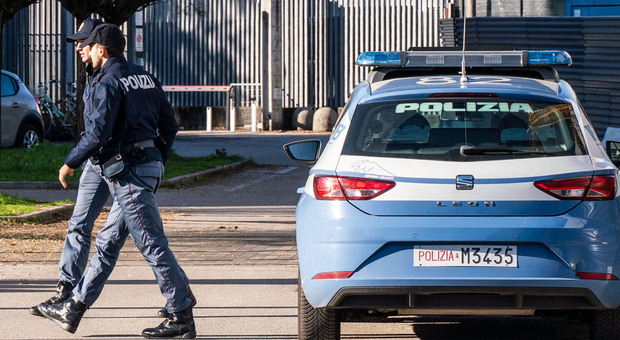Minacciano di morte una donna in Piazza Bra, poi calci e sputi ai poliziotti (finiti in ospedale) e finestrini delle volanti rotti a testate. Arrestati 2 marocchini