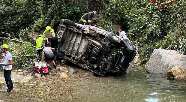 Pulmino con 6 disabili, accompagnatrice e autista precipitato nel greto del torrente Agno dopo un volo di 10 metri: 8 feriti. «Poteva essere una strage»