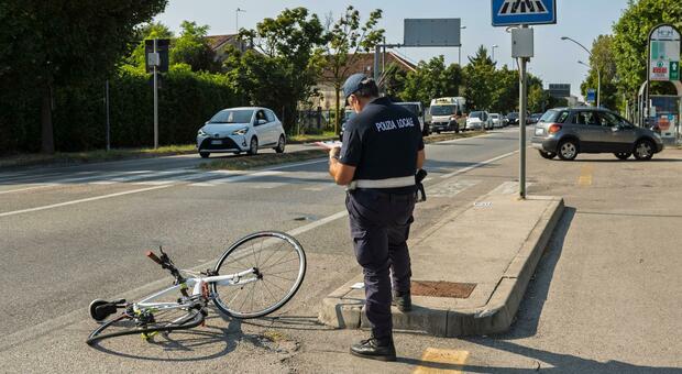 A 96 anni travolge con l'auto un ciclista: l'uomo è grave dopo aver sbattuto la testa sull'asfalto
