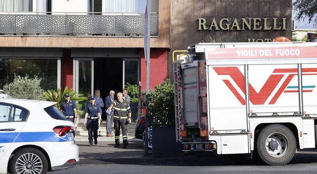 I soccorsi arrivati all’hotel Raganelli nella notte. Sopra le operazioni di evacuazione dalla struttura (foto GABRIELLI/AG.TOIATI)