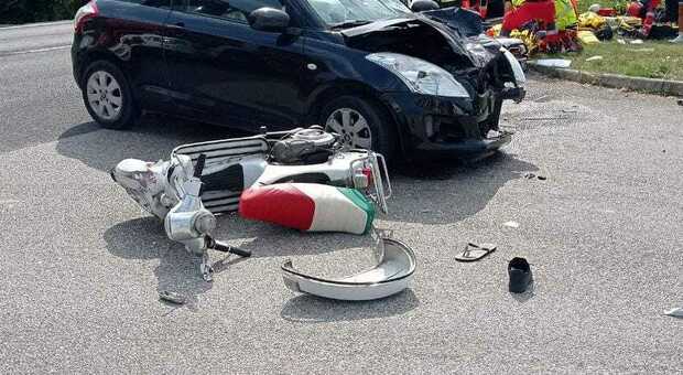 Incidente in Vespa contro un'auto: papà e figlio di 10 anni feriti. Più grave il piccolo, elitrasportato all'ospedale