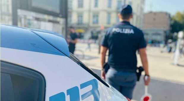 «Se mi liberate subito vi do 5 mila euro»: tenta di corrompere gli agenti durante un controllo. Arrestato 53enne cinese