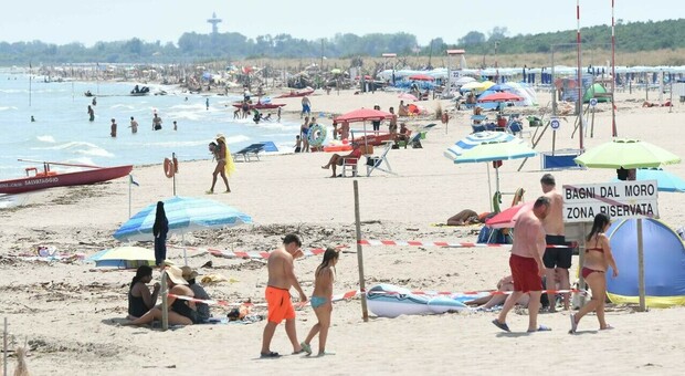 Turismo, spiagge vuote: mancano già 30mila presenze. «La crisi si fa sentire»
