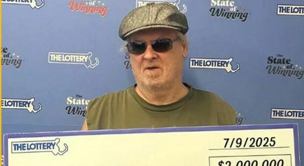 Vince due volte un milione in una notte, il fortunato errore di Paul Corcoran che ha comprato due biglietti della lotteria. Cosa è successo in Massachusetts