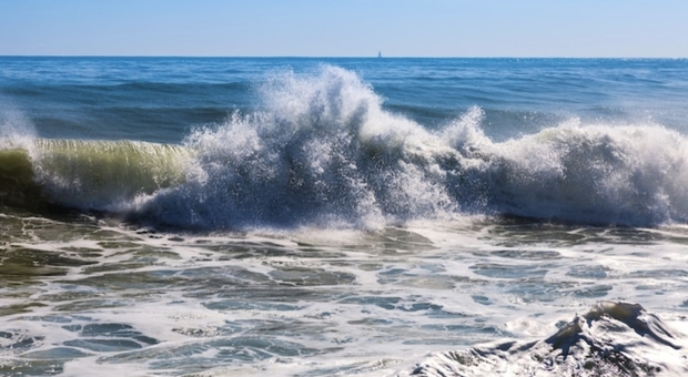 Papà e figlio si tuffano in mare ma rischiano di annegare: Loreine Valvason, lo storico bagnino di Bibione li salva appena in tempo