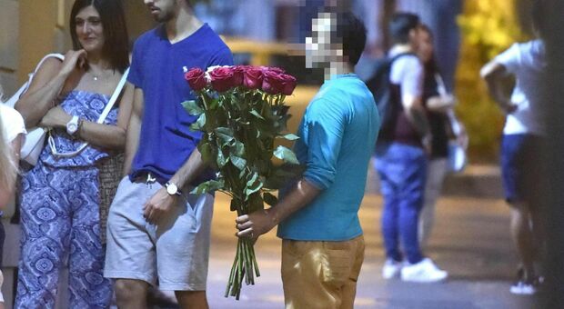https://statics.cedscdn.it/photos/MED/2025/07/22/8971145_22104850_ambulante_rose_venditore.jpg