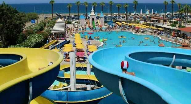 Andrea non ce l'ha fatta, è morto il bimbo di 7 anni caduto nella piscina dell'acquapark di Gallipoli. Era in vacanza con i genitori