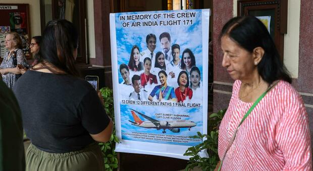https://statics.cedscdn.it/photos/MED/2025/07/23/8973126_23120620_air_india_resti_famiglie.jpg